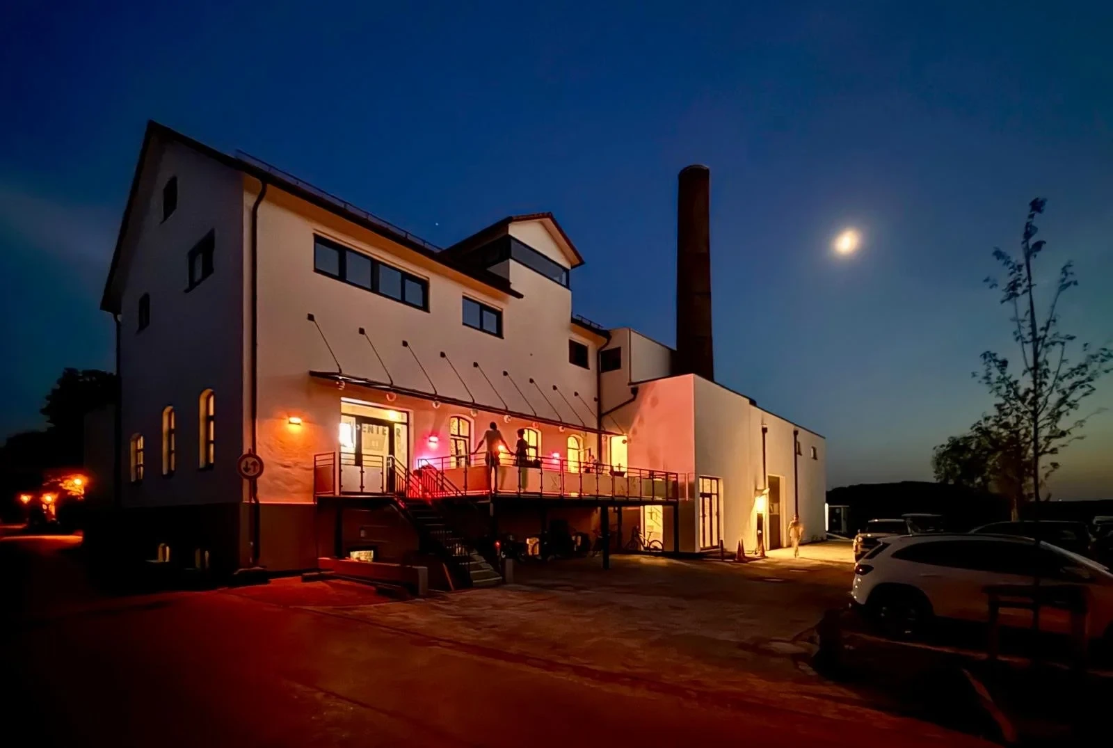 Die Brennerei Pentenried am Abend, die Terrasse beleuchtet